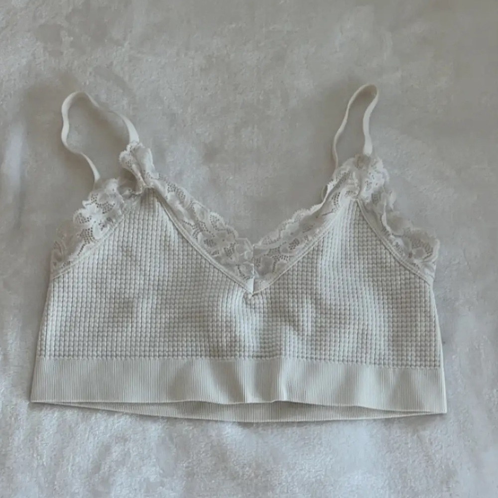 Cropped white top.
